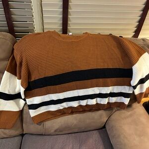 Sweater with buttons on the shoulder